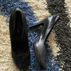 BCBG Black Pumps